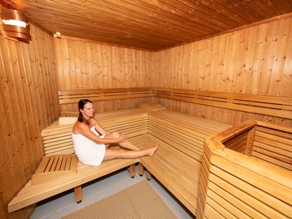 Hotels an der Piste - Hallenbad - Wellnessbereich mit Sauna
Foto: Niki Pommer) - Familienhotel Berger ***superior